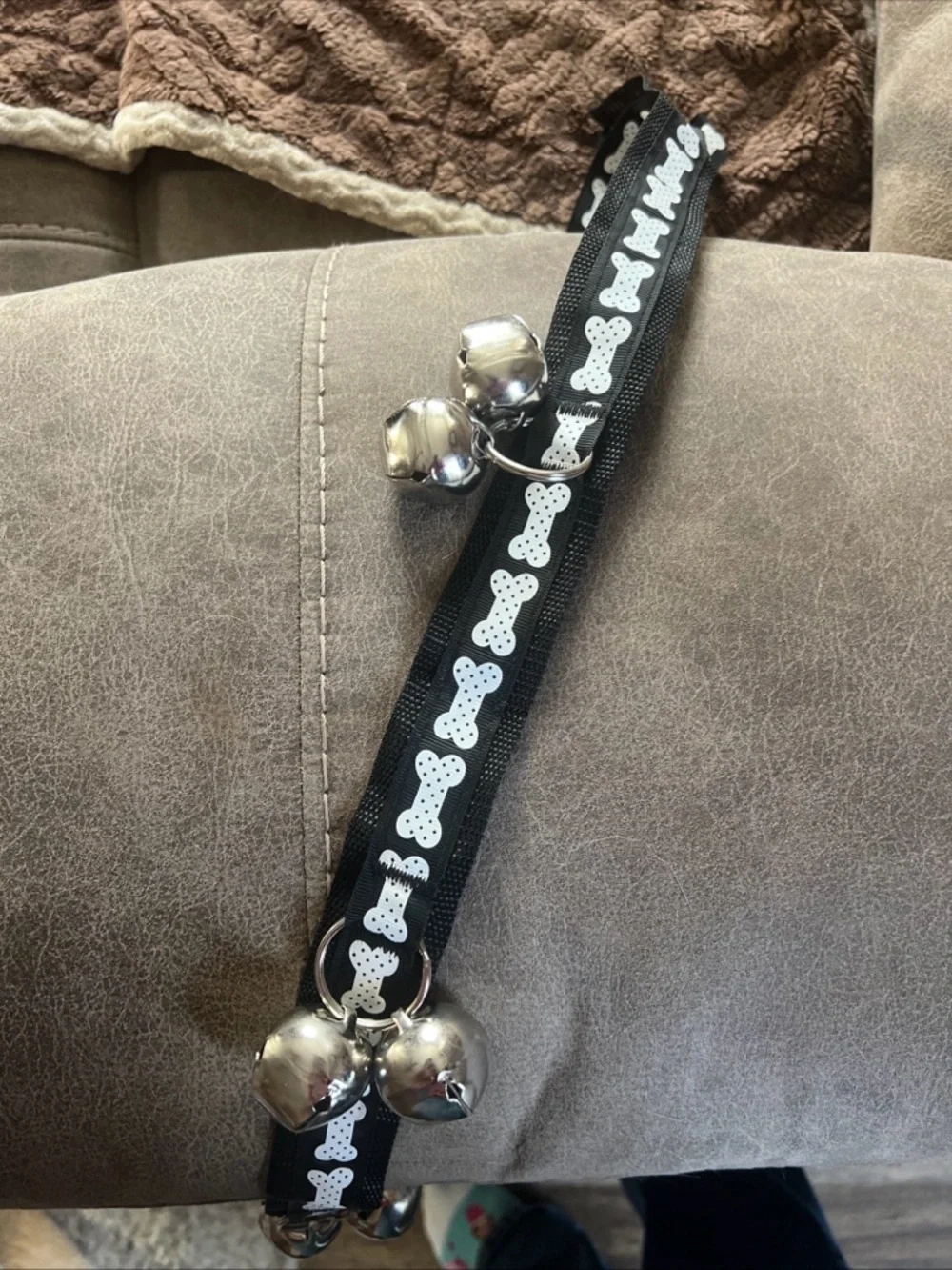 Dog Doorbell Training Strap with Jingle Bells – Black with White Bone Pattern